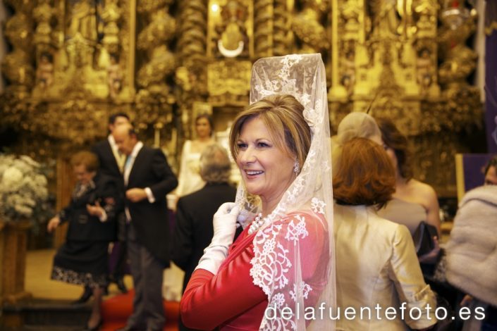 Cristina y Rafa se casaron en la Iglesia de la Trinidad en Córdoba. La celebración fue en Torre de la Barca de Bodegas Campos. El vestido de novia es de Juana Martín, el maquillaje de Menchu Benítez y el peinado de Rafa Maqueda. Fotografía De la Fuente.