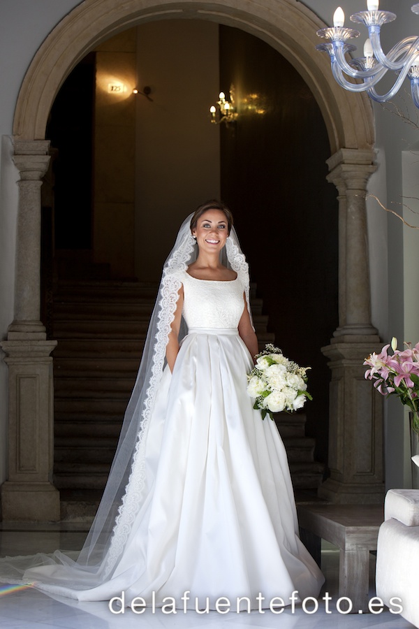 Paula y Antonio celebraron su boda en la Capilla del Colegio de Las Esclavas de Córdoba. El convite fue en Hacienda Santa Rosa y la peluquería y maquillaje de Angel de Mac Estilistas. Fotografía De la Fuente.