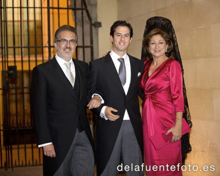 Sunsi y Kike se casaron en la iglesia de San Nicolás, Córdoba. Celebraron una cena en Círculo de la Amistad. Reportaje de boda por De la Fuente fotografía.