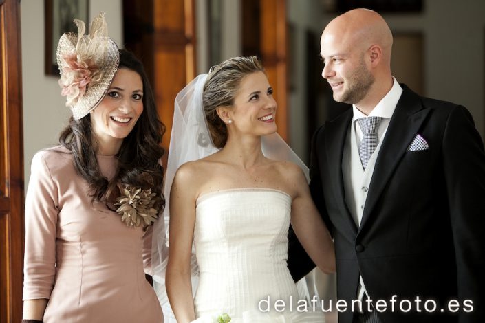 El hermano de la novia y su mujer posan con Pilar