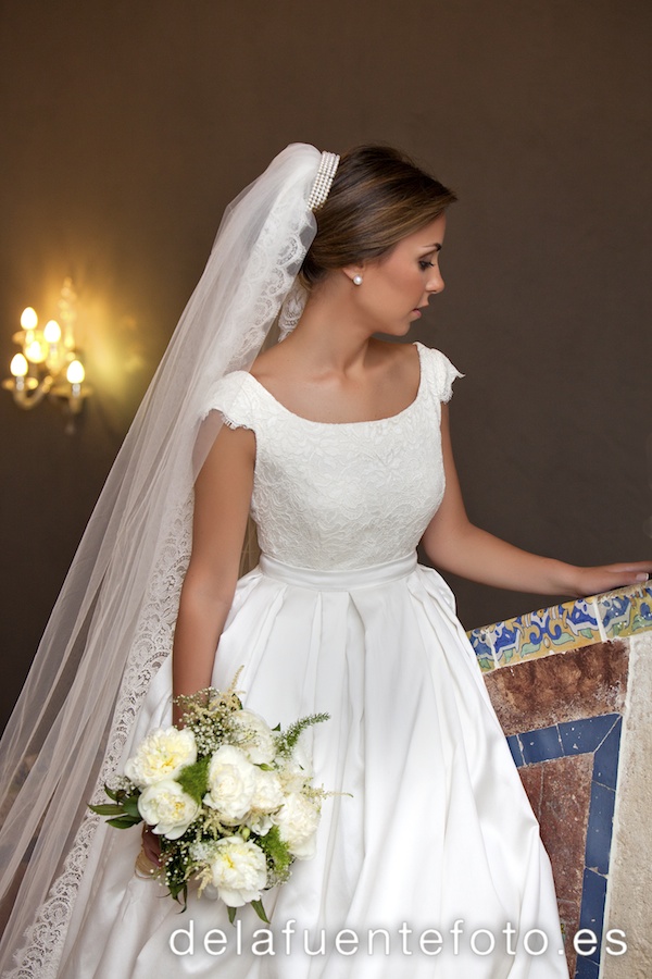 Paula y Antonio celebraron su boda en la Capilla del Colegio de Las Esclavas de Córdoba. El convite fue en Hacienda Santa Rosa y la peluquería y maquillaje de Angel de Mac Estilistas. Fotografía De la Fuente.