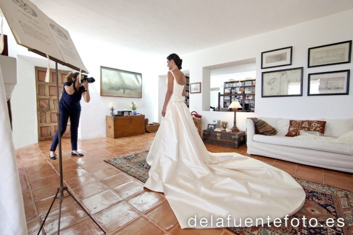 Pancha y Santi celebraron su boda en Ibiza, en la Iglesia del Carmen. Se celebró en Sunset Ashram. De la Fuente Fotografía realizó el reportaje fotográfico.