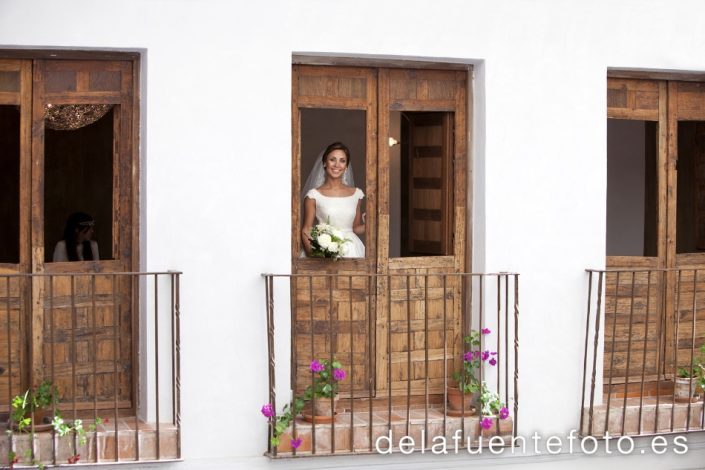 Paula y Antonio celebraron su boda en la Capilla del Colegio de Las Esclavas de Córdoba. El convite fue en Hacienda Santa Rosa y la peluquería y maquillaje de Angel de Mac Estilistas. Fotografía De la Fuente.