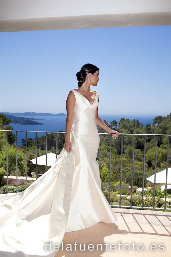 Pancha y Santi celebraron su boda en Ibiza, en la Iglesia del Carmen. Se celebró en Sunset Ashram. De la Fuente Fotografía realizó el reportaje fotográfico.