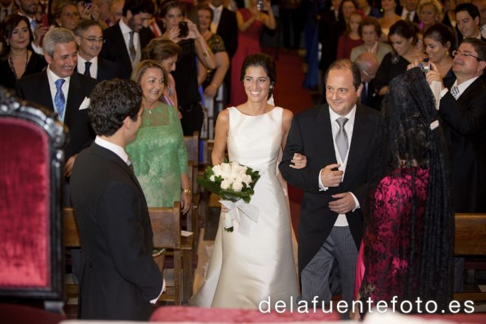 Sunsi y Kike se casaron en la iglesia de San Nicolás, Córdoba. Celebraron una cena en Círculo de la Amistad. Reportaje de boda por De la Fuente fotografía.