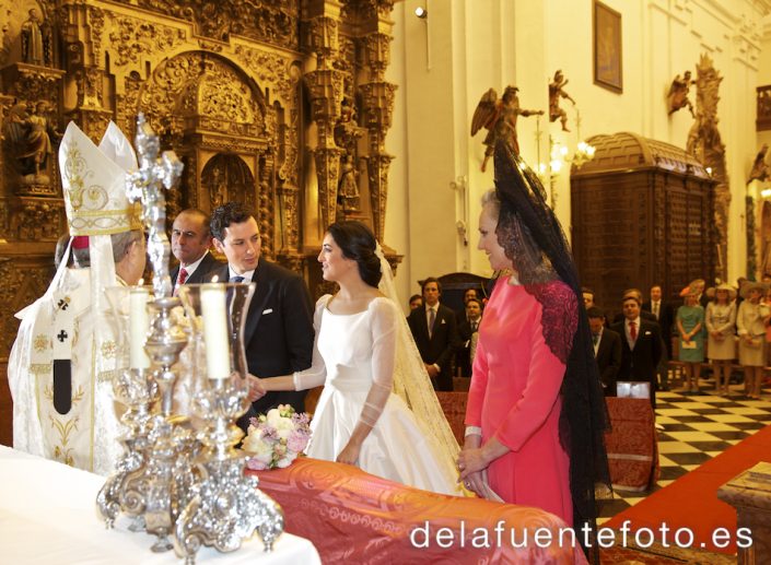 Los novios se miran bajo la atenta mirada de la madina
