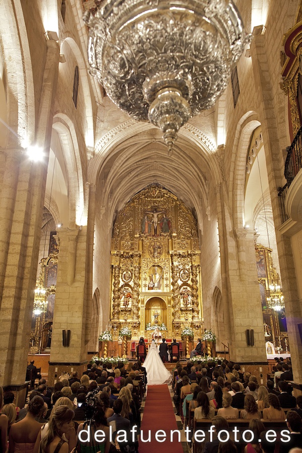 Sunsi y Kike se casaron en la iglesia de San Nicolás, Córdoba. Celebraron una cena en Círculo de la Amistad. Reportaje de boda por De la Fuente fotografía.