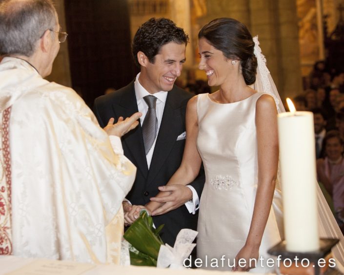 Sunsi y Kike se casaron en la iglesia de San Nicolás, Córdoba. Celebraron una cena en Círculo de la Amistad. Reportaje de boda por De la Fuente fotografía.