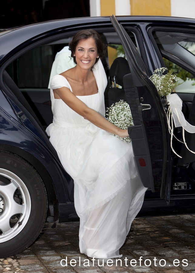 Boda en Córdoba de Laura y Nacho. La novia bajando del coche. Reportaje de boda en Córdoba hecho por De la Fuente Fotografía