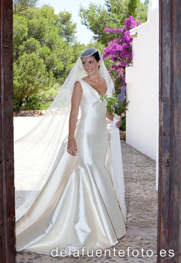 Pancha y Santi celebraron su boda en Ibiza, en la Iglesia del Carmen. Se celebró en Sunset Ashram. De la Fuente Fotografía realizó el reportaje fotográfico.