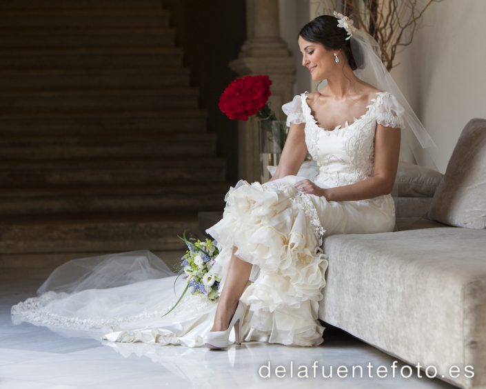 Novia sentada a la entrada del hotel
