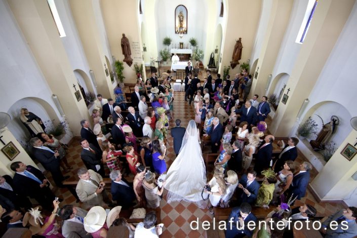 Pancha y Santi celebraron su boda en Ibiza, en la Iglesia del Carmen. Se celebró en Sunset Ashram. De la Fuente Fotografía realizó el reportaje fotográfico.