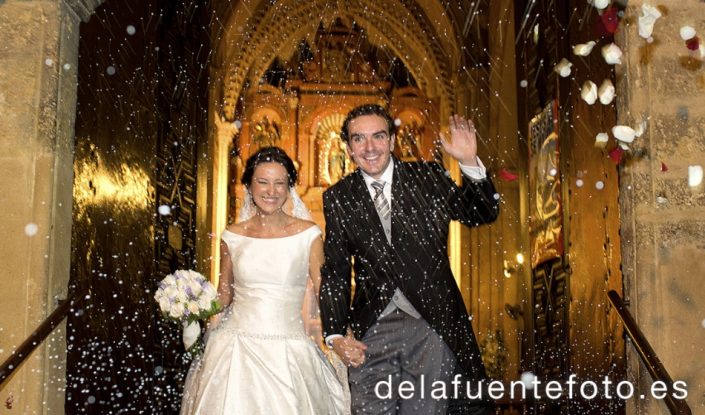 Carmen y Daniel se casaron en la Iglesia de San Miguel y la celebración fue en Bodegas Campos. Fotografía De la Fuente.