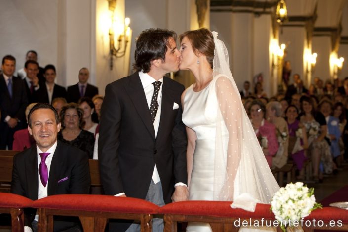 Boda de Arancha y Rafael en Córdoba. Los novios se besan en la Iglesia de San Francisco tras el rito religioso . Reportaje fotográfico de De la Fuente Fotografía