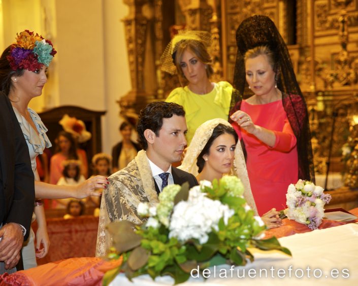 La madrina coloca el velo