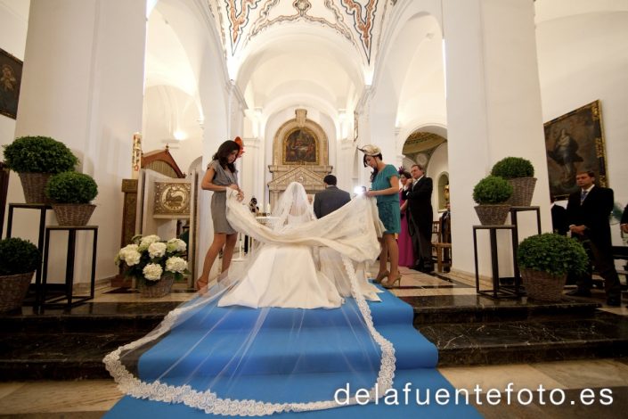 Paula y Antonio celebraron su boda en la Capilla del Colegio de Las Esclavas de Córdoba. El convite fue en Hacienda Santa Rosa y la peluquería y maquillaje de Angel de Mac Estilistas. Fotografía De la Fuente.