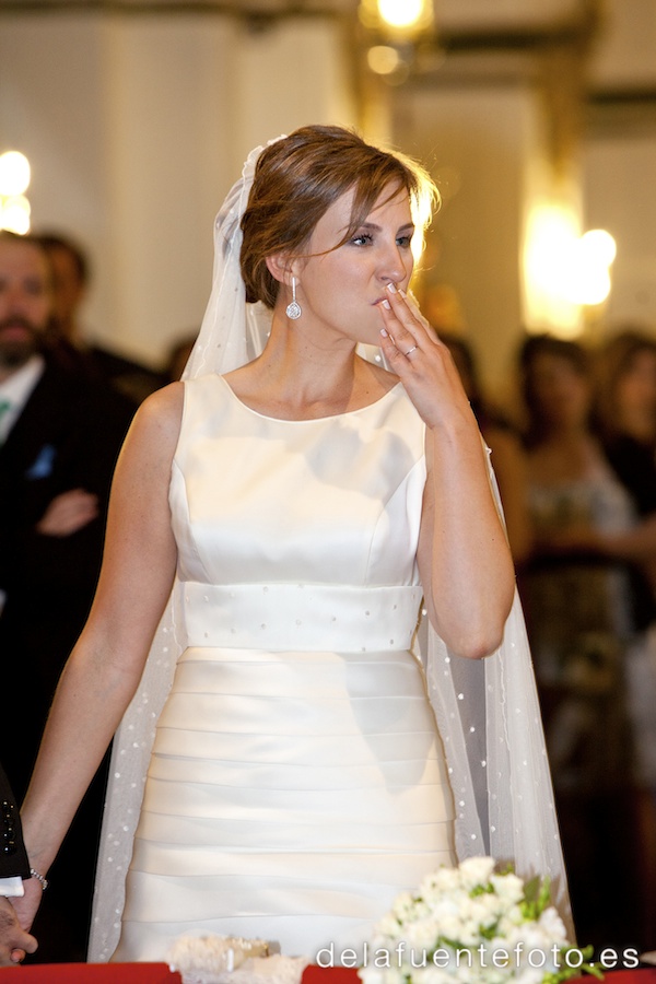Boda de Arancha y Rafael en Córdoba. imagen de la novia, lanzando un beso. Reportaje fotográfico de De la Fuente Fotografía