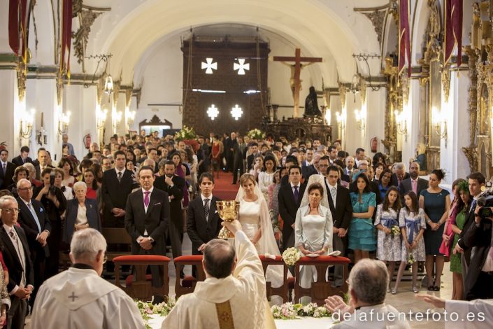 Boda de Arancha y Rafael en Córdoba. En la ceremonia, durante la consagración. Reportaje fotográfico de De la Fuente Fotografía