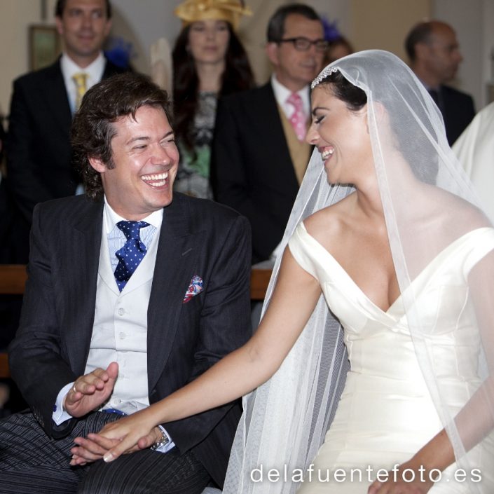 Pancha y Santi celebraron su boda en Ibiza, en la Iglesia del Carmen. Se celebró en Sunset Ashram. De la Fuente Fotografía realizó el reportaje fotográfico.