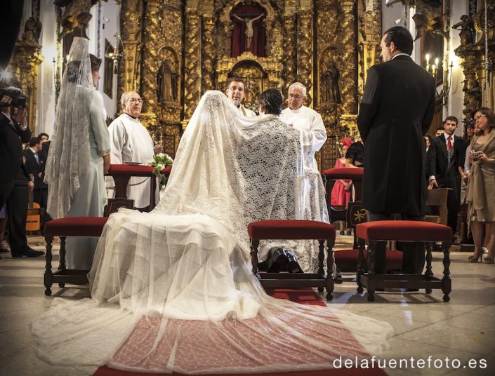 Boda de Arancha y Rafael en Córdoba. Los novios, velándose en la ceremonia. Reportaje fotográfico de De la Fuente Fotografía