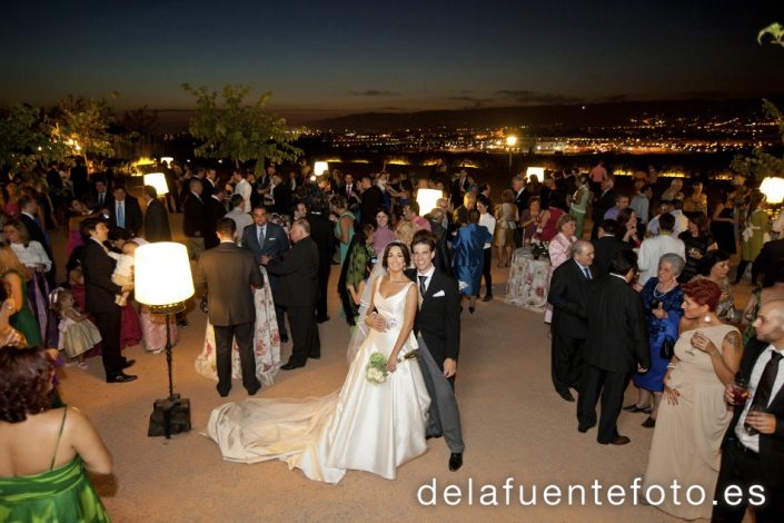 Auxi y Antonio se casaron en la Iglesia de San Hipólito de Córdoba. Lo celebraron en Torre de la Barca - Bodegas Campos. Fotografía De la Fuente.