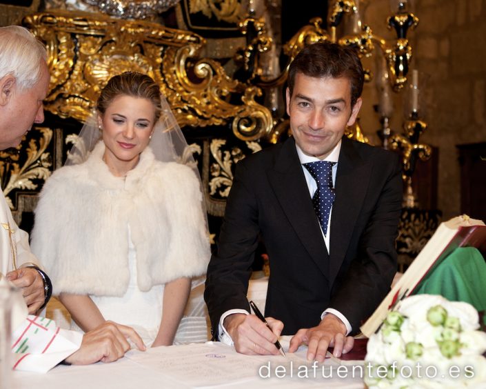 Boda de Bruno y Pilar. El novio firma en el altar