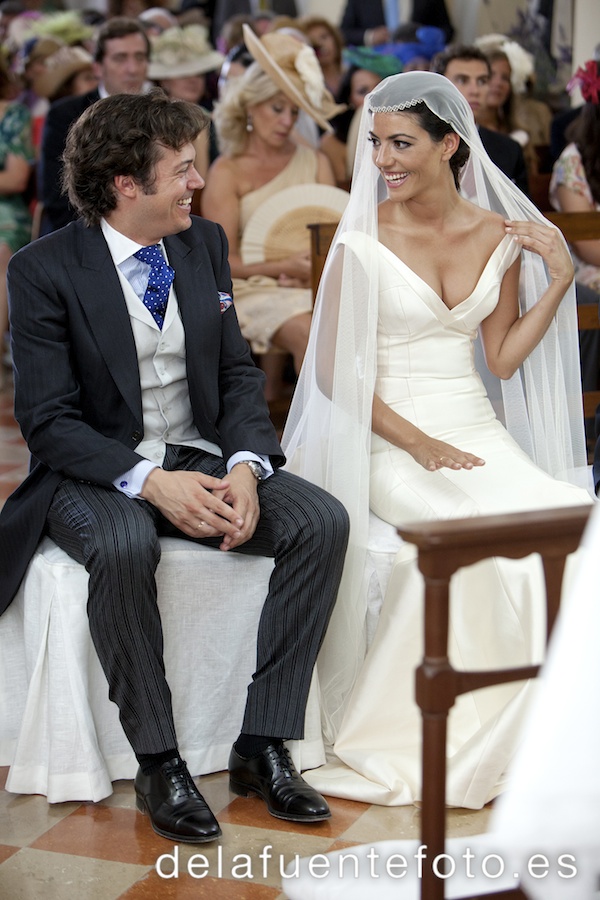 Pancha y Santi celebraron su boda en Ibiza, en la Iglesia del Carmen. Se celebró en Sunset Ashram. De la Fuente Fotografía realizó el reportaje fotográfico.