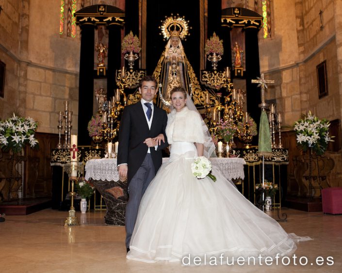 Los novios posan en el altar de la Iglesia