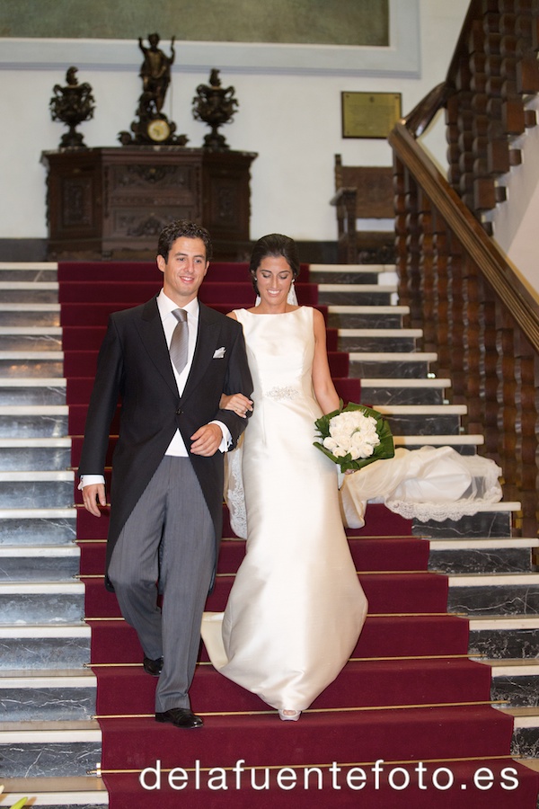 Sunsi y Kike se casaron en la iglesia de San Nicolás, Córdoba. Celebraron una cena en Círculo de la Amistad. Reportaje de boda por De la Fuente fotografía.