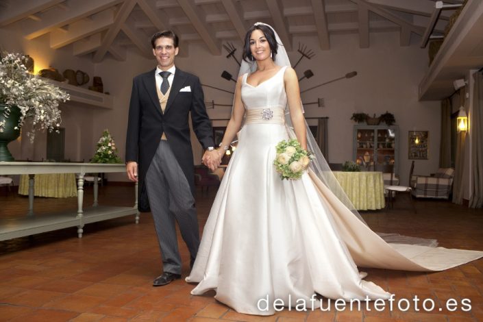 Auxi y Antonio se casaron en la Iglesia de San Hipólito de Córdoba. Lo celebraron en Torre de la Barca - Bodegas Campos. Fotografía De la Fuente.