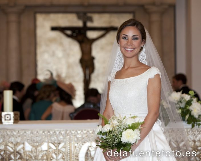 Paula y Antonio celebraron su boda en la Capilla del Colegio de Las Esclavas de Córdoba. El convite fue en Hacienda Santa Rosa y la peluquería y maquillaje de Angel de Mac Estilistas. Fotografía De la Fuente.