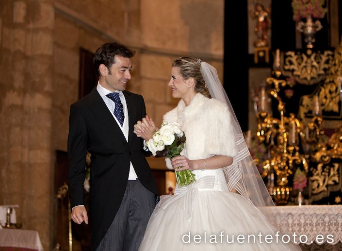 Salida de los novios tras las firmas