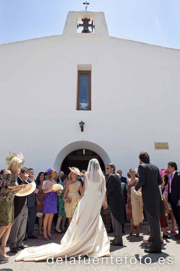 Pancha y Santi celebraron su boda en Ibiza, en la Iglesia del Carmen. Se celebró en Sunset Ashram. De la Fuente Fotografía realizó el reportaje fotográfico.