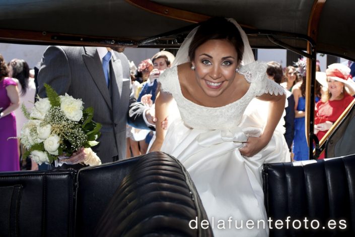 Paula y Antonio celebraron su boda en la Capilla del Colegio de Las Esclavas de Córdoba. El convite fue en Hacienda Santa Rosa y la peluquería y maquillaje de Angel de Mac Estilistas. Fotografía De la Fuente.