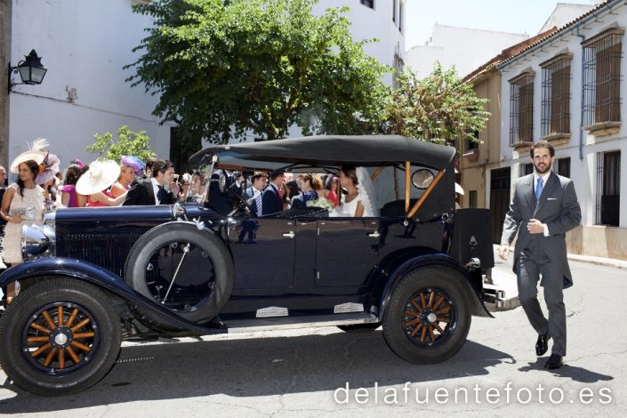 Paula y Antonio celebraron su boda en la Capilla del Colegio de Las Esclavas de Córdoba. El convite fue en Hacienda Santa Rosa y la peluquería y maquillaje de Angel de Mac Estilistas. Fotografía De la Fuente.