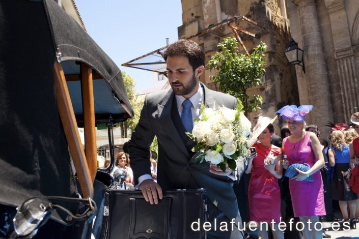 Paula y Antonio celebraron su boda en la Capilla del Colegio de Las Esclavas de Córdoba. El convite fue en Hacienda Santa Rosa y la peluquería y maquillaje de Angel de Mac Estilistas. Fotografía De la Fuente.