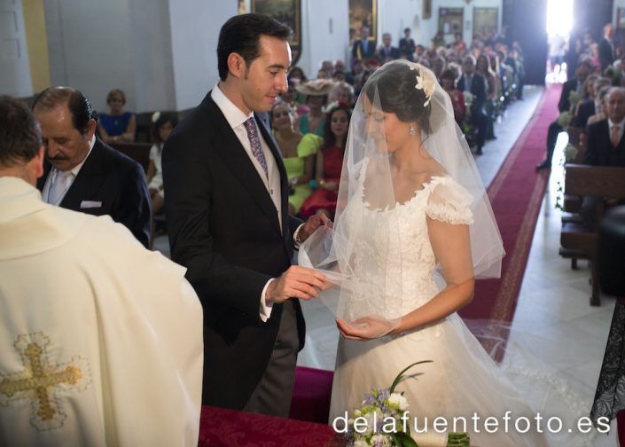 Novio dispuesto a levantar velo.