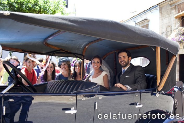 Paula y Antonio celebraron su boda en la Capilla del Colegio de Las Esclavas de Córdoba. El convite fue en Hacienda Santa Rosa y la peluquería y maquillaje de Angel de Mac Estilistas. Fotografía De la Fuente.