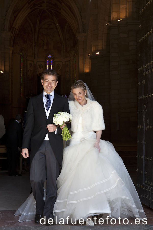 Foto de los novios abandonando la iglesia tras la boda