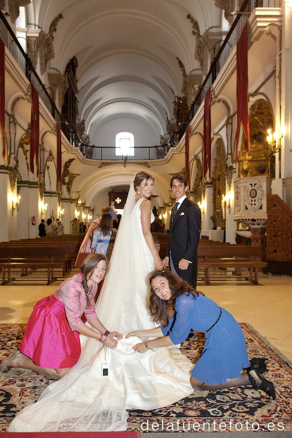 Boda de Arancha y Rafael en Córdoba. Preparando la salida de la iglesia. Reportaje fotográfico de De la Fuente Fotografía