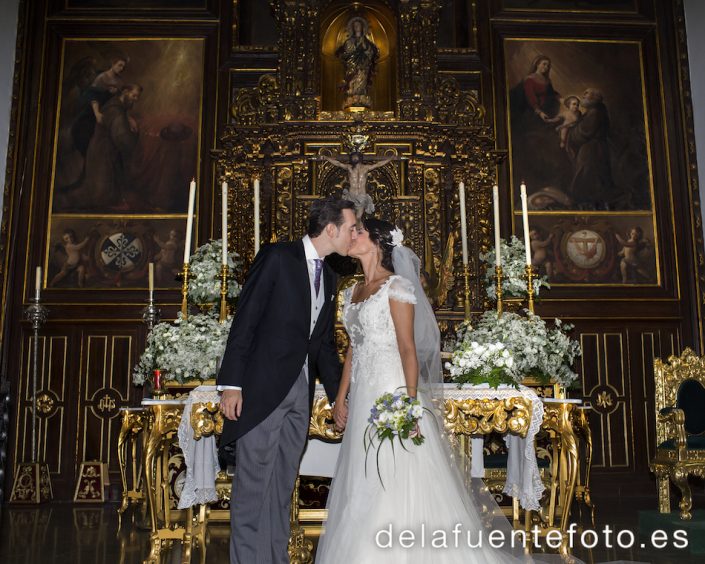 Beso en el altar
