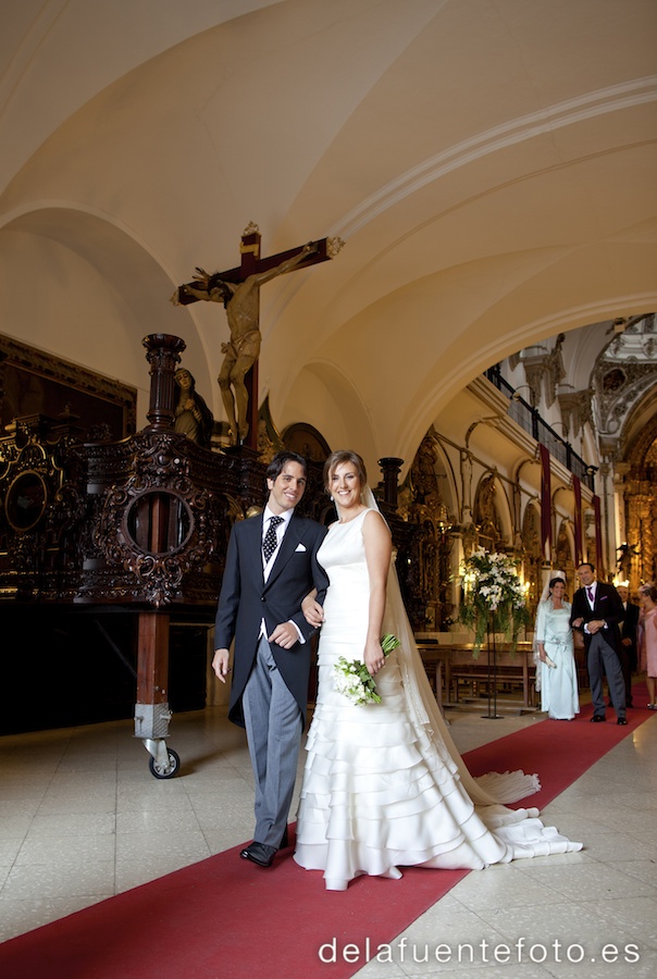 Boda de Arancha y Rafael en Córdoba. Los novios se dirigen a la salida de la iglesia tras la ceremonia. Reportaje fotográfico de De la Fuente Fotografía
