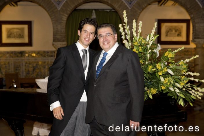 Boda de Sunsi y Kike en Córdoba, en la iglesia de San Nicolás. Celebraron una cena en el Círculo de la Amistad. Reportaje de boda por De la Fuente fotografía.