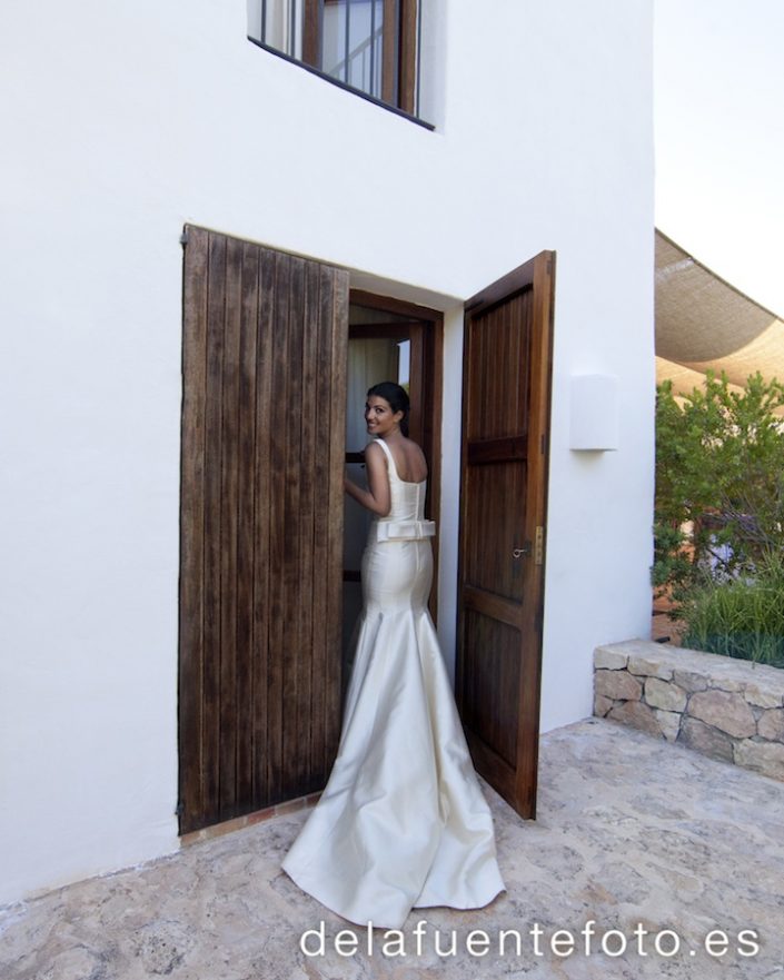 Pancha y Santi celebraron su boda en Ibiza, en la Iglesia del Carmen. Se celebró en Sunset Ashram. De la Fuente Fotografía realizó el reportaje fotográfico.