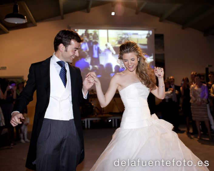 Foto de los novios durante su baile
