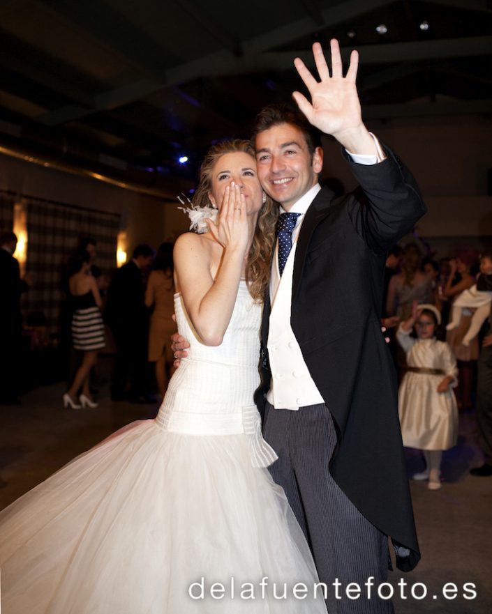 Fotos de boda de Pilar y Bruno. los novios despidiéndose tras su baile