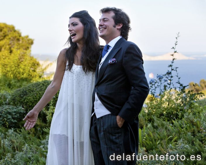 Pancha y Santi celebraron su boda en Ibiza, en la Iglesia del Carmen. Se celebró en Sunset Ashram. De la Fuente Fotografía realizó el reportaje fotográfico.