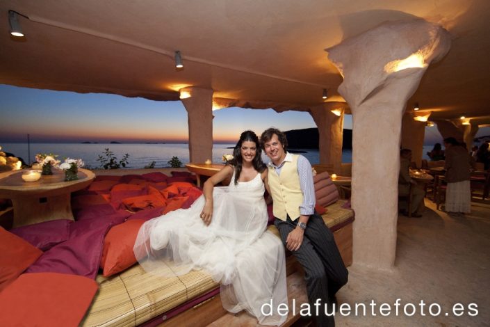 Pancha y Santi celebraron su boda en Ibiza, en la Iglesia del Carmen. Se celebró en Sunset Ashram. De la Fuente Fotografía realizó el reportaje fotográfico.